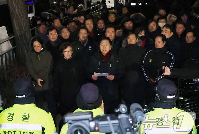고위공직자범죄수사처(공수처)가 윤석열 대통령 2차 체포영장 집행에 나선 지난해 1월 15일 오전 서울 용산구 한남동 대통령 관저 앞에 김기현 의원(가운데)을 비롯한 국민의힘 의원들이 입장을 밝히고 있다. 2025.1.15 ⓒ 뉴스1 송원영 기자