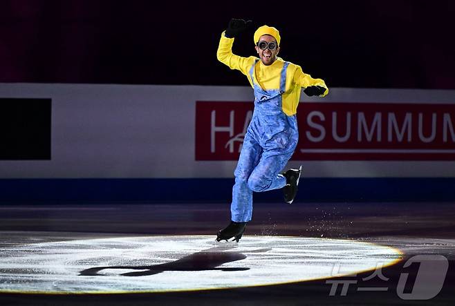 미니언즈 음악에 맞춰 연기 중인 과리노 사바테. ⓒ AFP=뉴스1