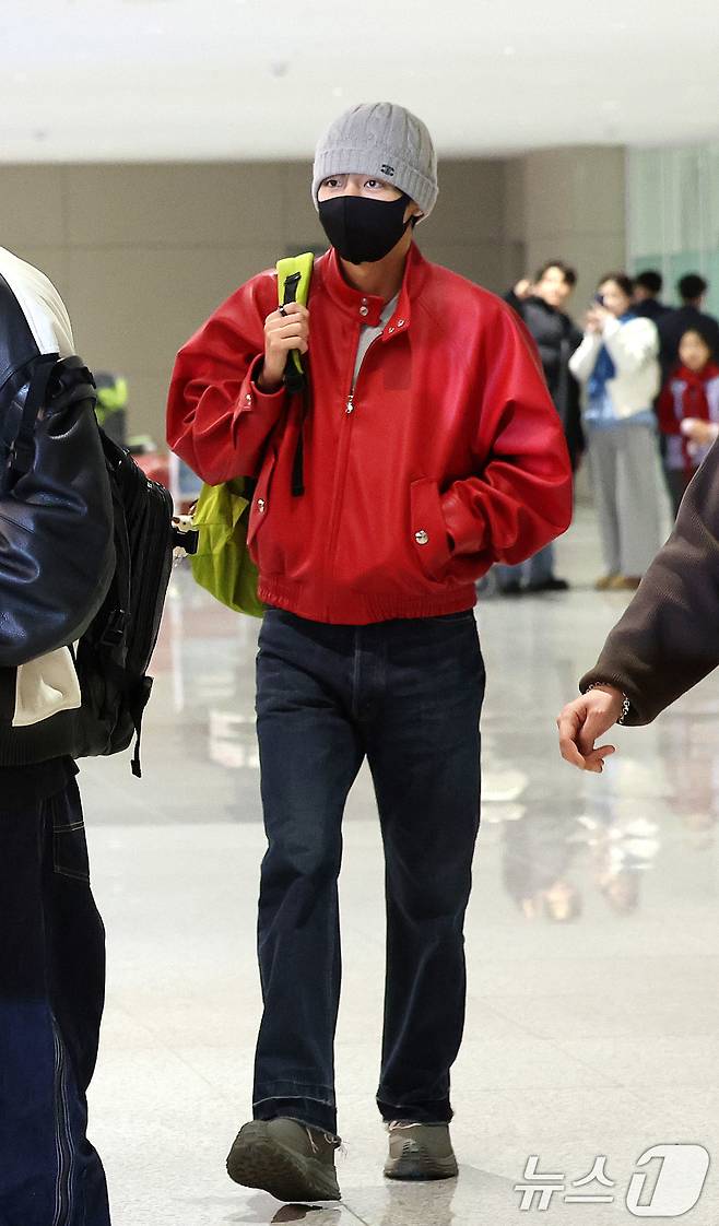 BTS(방탄소년단) 멤버 뷔가 해외 일정을 마치고 9일 오후 인천국제공항을 통해 귀국하고 있다. BTS는 다음 달 20일 정규 5집 '아리랑'(ARIRANG)을 발표하고 다음 날인 21일 광화문광장에서 컴백 공연을 선보일 예정이다. 2026.2.9 ⓒ 뉴스1 박지혜 기자