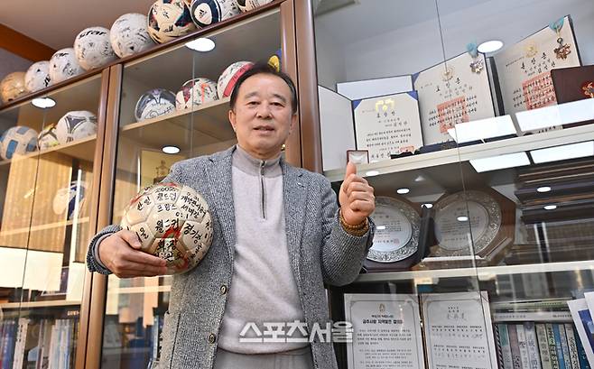 보인고등학교 이사장인 김석한 인성하이텍 회장(전 한국중등축구연맹 회장)이 서울 광진구 광장동에 있는 인성하이텍 사옥에서 스포츠서울과 인터뷰 전 포즈를 하고 있다. 최승섭기자 thunder@sportsseoul.com