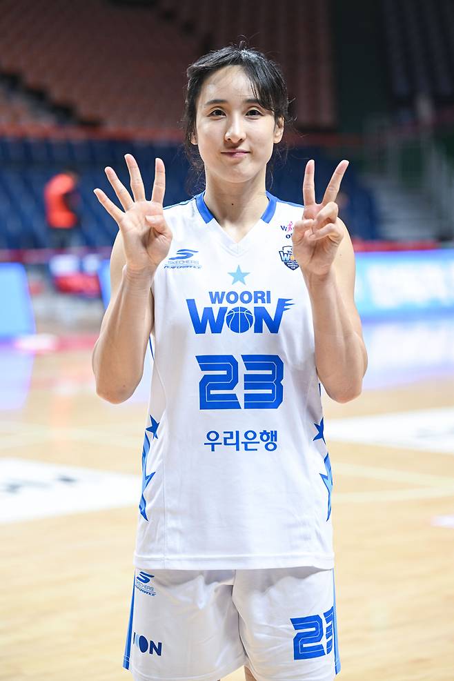 김단비가 개인 커리어 하이인 42점을 넣고 포즈를 취하고 있다. 사진 | WKBL
