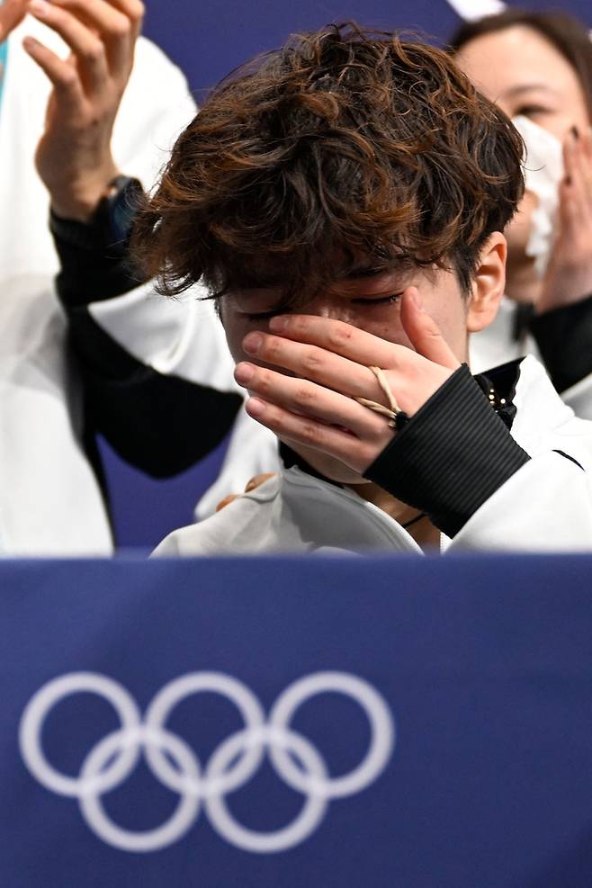 일본 피겨대표팀 사토 슌이 9일(한국시간) 이탈리아 밀라노 아이스스케이팅 아레나에서 열린 2026 밀라노·코르티나 동계올림픽 피겨 팀 이벤트 남자 싱글 프리스케이팅을 마친 후 눈물을 흘리고 있다. 사진 | 밀라노=AFP연합뉴스
