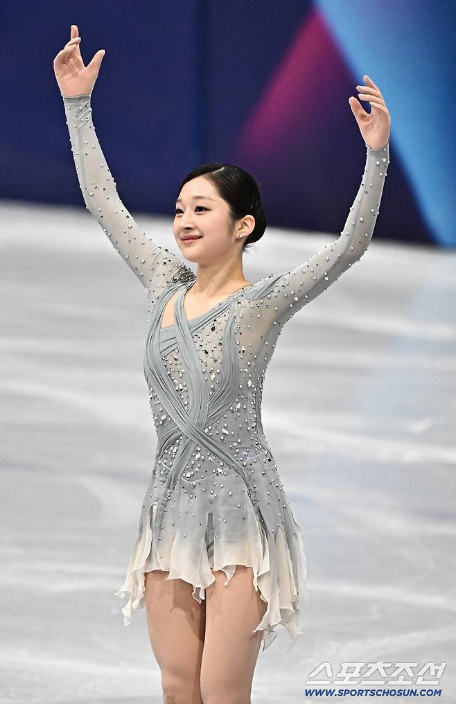 6일 이탈리아 밀라노 아이스스케이팅 아레나에서 열린 피겨 단체전 여자 쇼트프로그램 경기. 연기를 마치고 인사하는 신지아. 밀라노(이탈리아)=송정헌 기자songs@sportschosun.com/2026.02.06/