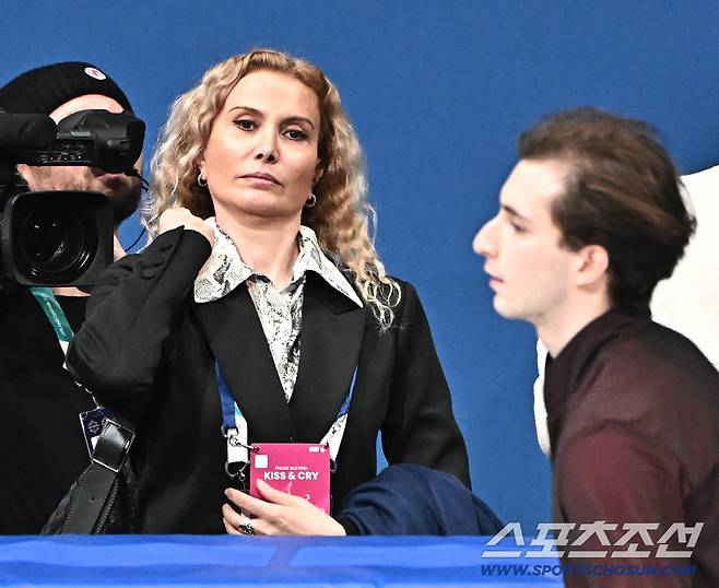 8일 이탈리아 밀라노 아이스스케이팅 아레나에서 열린 피겨 팀이벤트 남자싱글. 연기를 펼치고 있는 조지아 애가지 니카의 코치로 올림픽 나선 투트베리제. 밀라노(이탈리아)=송정헌 기자songs@sportschosun.com/2026.02.08/