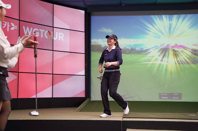 홍현지가 최종라운드 18번홀 파로 마무리하며 우승을 기뻐하고 있다
