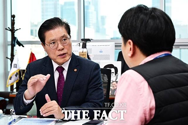 송석준 국민의힘 의원이 6일 오후 서울 여의도 국회 의원회관에서 진행된 더팩트와 인터뷰에서 질의에 답변을 하고 있다. 송 의원은 국민의힘이 중도층 표심을 흡수하기 위해선 유능한 후보 발굴과 섬세한 정책을 만드는 것이 중요하다고 강조했다. /배정한 기자