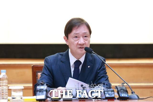 이찬진 금융감독원장이 9일 기자간담회에서 빗썸 오지급 사태와 관련해 가상자산 2단계 법안의 효과적 이행 준비와 고위험 분야 기획조사를 예고하며 감독 강화를 시사하고 있다. /금융감독원