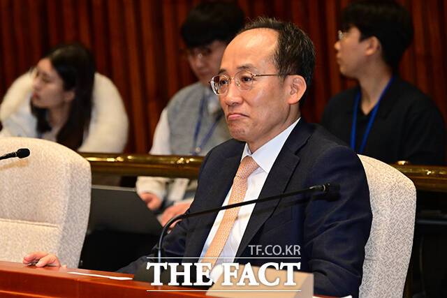 12·3 비상계엄 당시 국회의 계엄 해제 표결을 방해한 혐의로 기소된 추경호 국민의힘 의원의 정식 재판이 내달 25일 시작된다. 추 의원이 지난해 12월 서울 여의도 국회에서 열린 의원총회에 참석해 발언을 듣고 있다./남윤호 기자