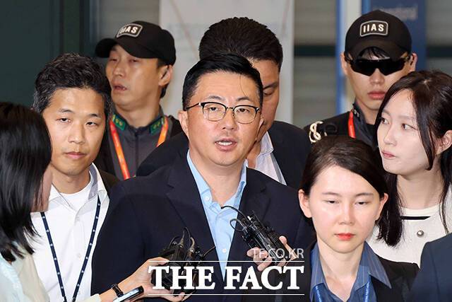 김건희 여사 일가의 '집사'로 알려진 김예성 씨가 12일 오후 인천국제공항을 통해 입국하며 입장을 밝히고 있다./더팩트 DB