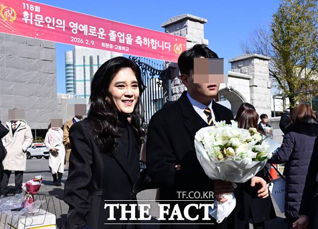 이부진 호텔신라 사장이 9일 오전 서울 강남구 휘문고등학교에서 열린 아들 임동현 군의 졸업식에 참석한 뒤 같이 교문을 나서고 있다. /이새롬 기자