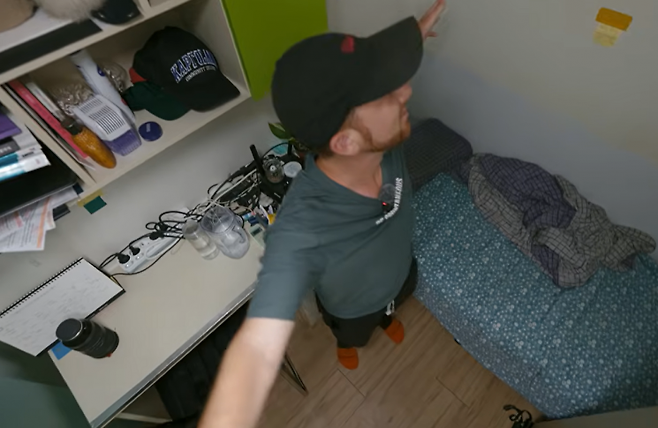 미국 유튜버 드류 빈스키가 공개한 서울의 한 고시원 내부의 모습. 드류 빈스키 유튜브