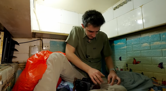 홍콩의 이른바 '관짝 집'이라고 불리는 주거 공간 내부. 유튜브 채널 루히 체네트 다큐멘터리