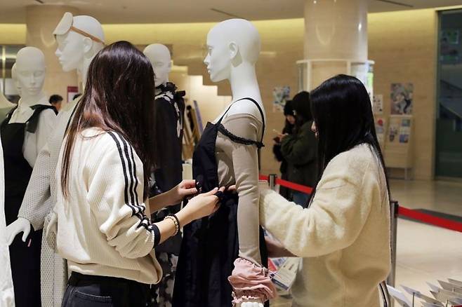 글로벌 패션마케팅&패션테크 성과교류전시회에 참여한 학생들이 일본 고베패션뮤지엄에서 전시를 준비하고 있다. 계명대 제공
