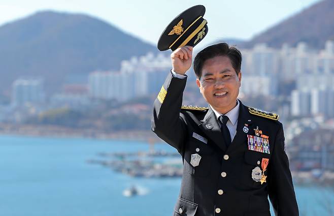 퇴임 후 가족이 있는 여수로 돌아온 조양현 대장을 소호동 앞바다에서 만났다. 사진을 위해 정복을 다시 꺼내 입은 그는 "나는 자랑스런 대한민국의 소방관이었다"고 했다. /김영근 기자