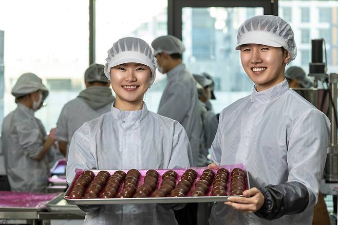 두바이 쫀득 쿠키를 개발한 ‘몬트쿠키’ 이윤민 대표(오른쪽)와 김나리 제과장. 두 사람은 군 선후임으로 만나 사업 파트너가 됐다./양수열 영상미디어 기자