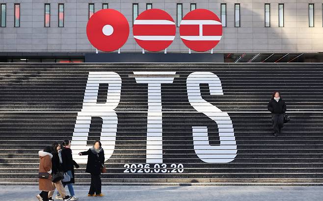 서울 종로구 세종문화회관 계단에 방탄소년단(BTS)의 정규 5집 컴백을 알리는 홍보물이 설치되어 있다. /뉴스1