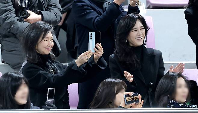 홍라영 전 삼성미술관 리움 총괄부관장(왼쪽)과 이부진 신라호텔 사징이 9일 서울 강남구 휘문고등학교에서 열린 임동현 군의 졸업식에 참석해 즐거운 시간을 보내고 있다./뉴스1