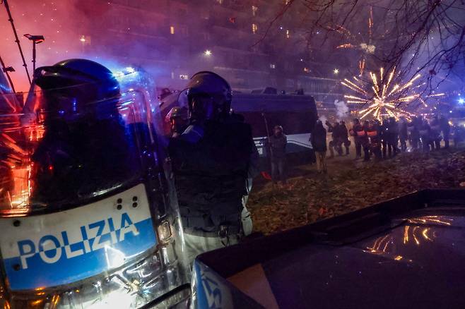 2월 7일 오후(현지시간) 이탈리아 밀라노에서  '지속 불가능한 올림픽 위원회'가 주최한 올림픽 반대 집회가 과격해 지자 경찰이 진압에 나섰다. / 밀라노=장련성 기자