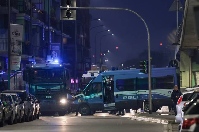 2월 7일 오후(현지시간) 이탈리아 밀라노에서  '지속 불가능한 올림픽 위원회'가 주최한 올림픽 반대 집회가 열렸다. 이번 집에는 그린피스 등 단체가 연합해 밀라노 메달리에 도로(piazza medaglie d'oro)에서 시작해 시내 곳곳을 행진한 뒤 코르베토역 인근 도로에서 홍염을 피우며 경찰 차벽을 향해 불꽃과 벽돌 그리고 유리병을 던졌다. 이날 시위로 시위대 6명이 경찰에 체포 됐다. 경찰이 차벽을 세우며 시위대의 행진을 막고 있다. 밀라노=장련성 기자