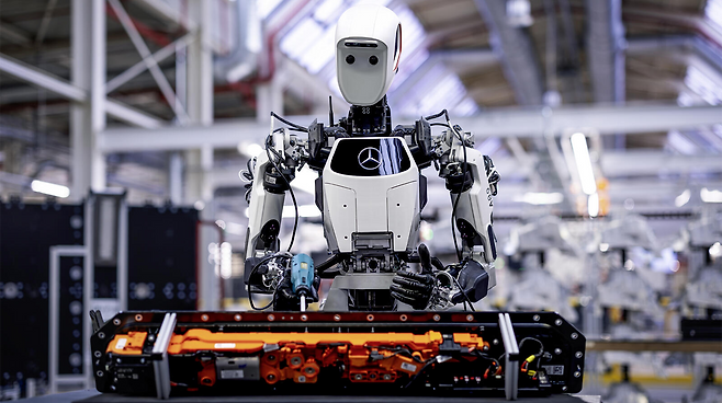 메르세데스-벤츠의 베를린 공장에서 시험 중인 휴머노이드 아폴로. 달 기지에서 우주인을 돕도록 개발한 휴머노이드 기술로 만들었다./메르세데스-벤츠