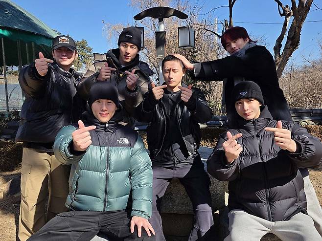 그룹 몬스타엑스 아이엠(뒷줄 왼쪽 세번째)이 9일 현역 입대했다./몬스타엑스 공식 SNS