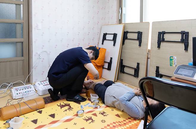 청양군이 의료 사각지대 해소를 위해 추진하는 '찾아가는 의료원'이 지난 7일 운곡면 미량1리 마을회관에서 올해 첫 진료를 시작하며 본격적인 가동에 들어갔다.청양군 제공