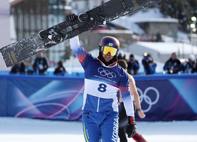 스노보드 김상겸이 8일(현지 시간) 이탈리아 리비뇨 스노우파크에서 열린 2026 밀라노·코르티나 담페초 동계올림픽 스노보드 남자 평행대회전 결승에서 은메달을 차지한 뒤 기뻐하고 있다. 2026.02.08. [리비뇨=뉴시스]