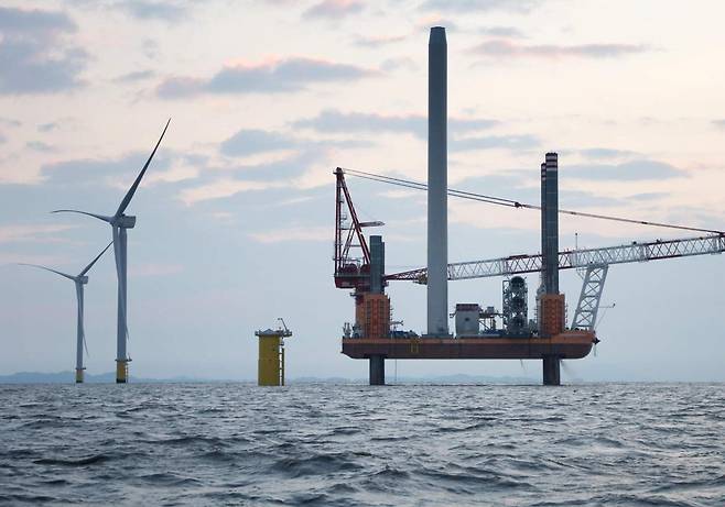 전남 신안군 자은도 인근 해상에 설치된 해상풍력 발전시설. 지난해 말부터 전기를 생산하기 시작한 전남해상풍력을 비롯해 전남도에는 태양광 등 신재생에너지, 산업단지 부지, 공업용수 등이 풍부한 곳으로 꼽힌다. 
전남도 제공