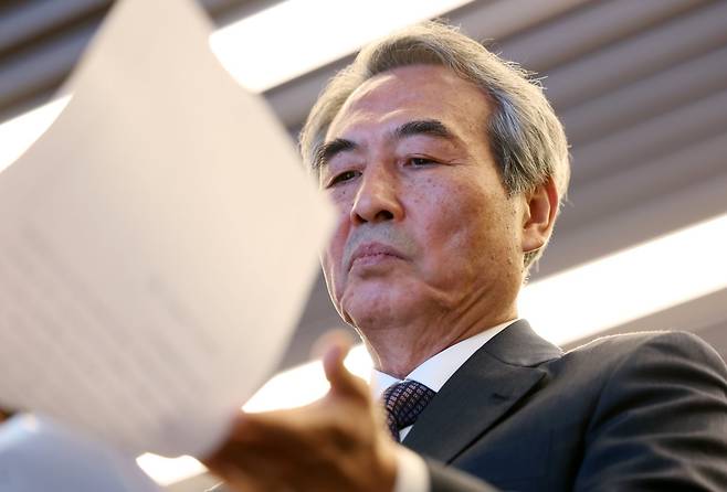 민중기 특별검사가 29일 오전 서울 종로구 KT 광화문빌딩 웨스트에서 열린 김건희 여사의 각종 의혹 관련 최종 수사 결과 발표 브리핑에서 자료를 살펴보고 있다. 2025.12.29. 뉴시스