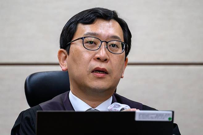 이진관 부장판사가 30일 서울 서초구 서울중앙지법에서 열린 한덕수 전 국무총리 내란 우두머리 방조 및 위증 등 혐의 사건 첫 재판을 심리하고 있다. 2025.09.30. 뉴시스