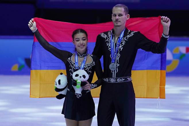 아르메니아의 카리나 아코포바와 니키타 라흐마닌이 중국 베이징서 열린 ‘ISU 스케이트 투 밀라노’ 피겨스케이팅 올림픽 예선 페어 프리스케이팅 경기에서 은메달을 획득한 뒤 메달을 들고 있다. AP 뉴시스