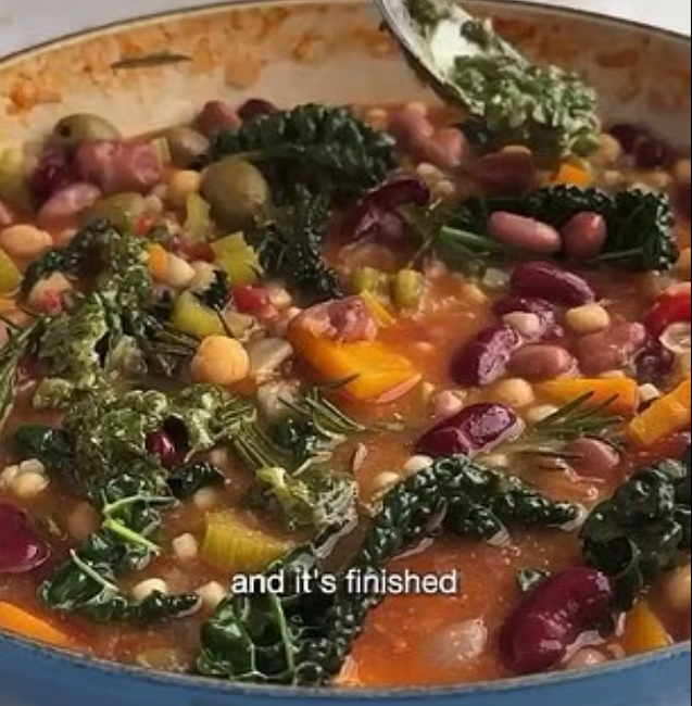 장수 전문가 댄 뷰트너가 장수 비결로 꼽은 이탈리아 사르디니아 지역의 식단 ‘미네스트로네’ 수프. 야채, 콩, 올리브 오일로 만들어지고 아보카도를 곁들여 만들어진다. [인스타그램 캡처]