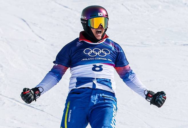 스노보드 김상겸이 8일(현지시간) 이탈리아 리비뇨의 스노파크에서 열린 2026 밀라노·코르티나담페초 동계올림픽 스노보드 남자 평행 대회전 8강전에서 세계랭킹 1위 롤란드 피슈날러(이탈리아)를 꺾고 준결승 진출을 확정지은 뒤 기뻐하고 있다.뉴스1