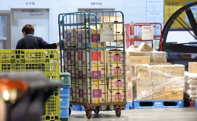 서울 시내 한 대형마트 하역장에서 직원들이 업무를 보고 있다. 뉴시스