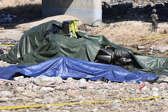 9일 경기 가평군 조정면 현리 군 헬기(코브라 AH-1S)가 추락해 현장에서 관계자들이 사고를 수습하고 있다. 이 사고로 탑승자 2명이 심정지 상태로 병원으로 옮겨졌으나 사망했다.뉴스1