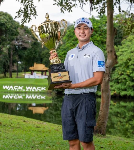 아시안골프투어 2026시즌 개막전 필리핀 골프 챔피언십 우승을 차지한 조우영 프로가 우승 트로피를 들고 있다. 사진제공=아시안투어 (사진을 무단으로 사용하지 마십시오.)