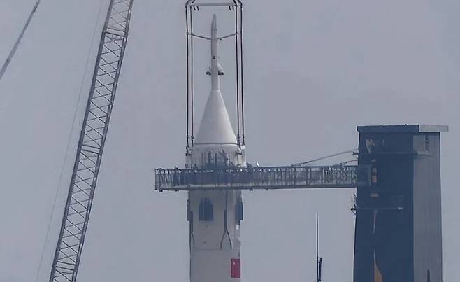 창정 로켓에 실려 비상탈출 시스템 시험을 기다리고 있는 중국의 우주선 멍저우. Andrew Jones(x.com/AJ_FI/status/2019653733416833360)