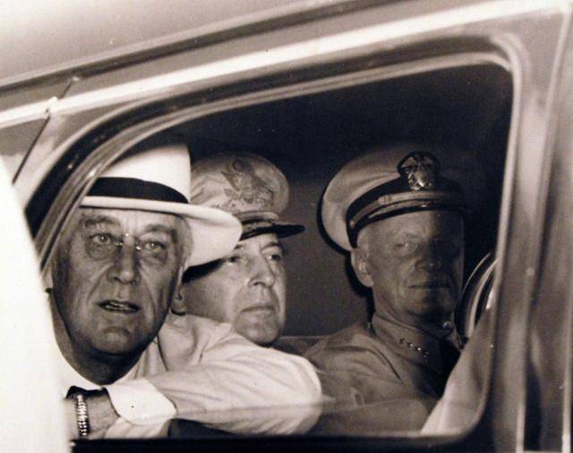 프랭클린 루스벨트(왼쪽부터) 미 대통령, 더글러스 맥아더 육군 대장, 체스터 니미츠 해군 제독이 1944년 7월 하와이에서 함께 차를 타고 이동하고 있다. 위키미디어 커먼스