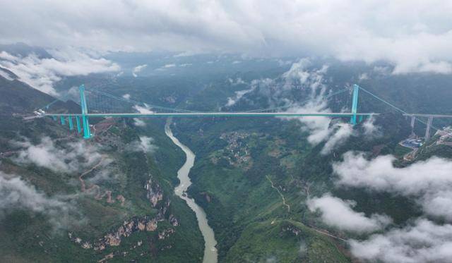 구이저우성 안순시 관링현과 첸시난현 전펑현을 잇는 세계에서 가장 높은 다리 화장협곡대교의 전경. AFP 연합뉴스