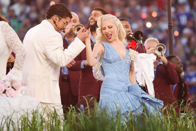가수 배드 버니(왼쪽)와 레이디 가가가 8일 미국 캘리포니아주 샌타클래라 리바이스 스타디움에서 열린 제60회 슈퍼볼 하프타임쇼에서 함께 공연하고 있다. 샌타클래라=UPI 연합뉴스