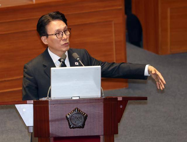 김민석 국무총리가 9일 국회 본회의장에서 열린 정치·외교·통일·안보 분야 대정부질문에서 주호영 국민의힘 의원의 질문에 답하고 있다. 연합뉴스