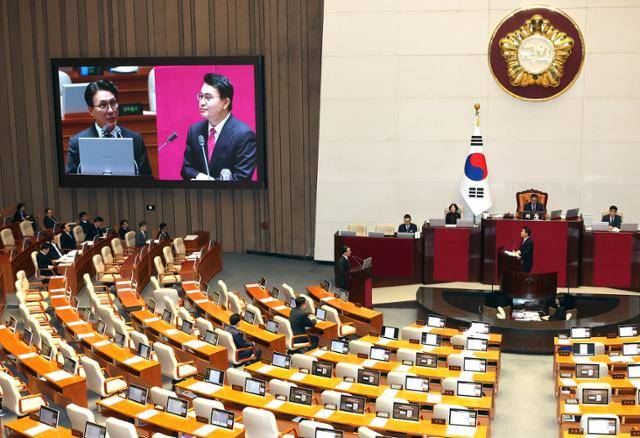 김민석 국무총리가 9일 국회 본회의장에서 열린 정치·외교·통일·안보 분야 대정부질문에서 윤상현 국민의힘 의원의 질문에 답하고 있다. 연합뉴스