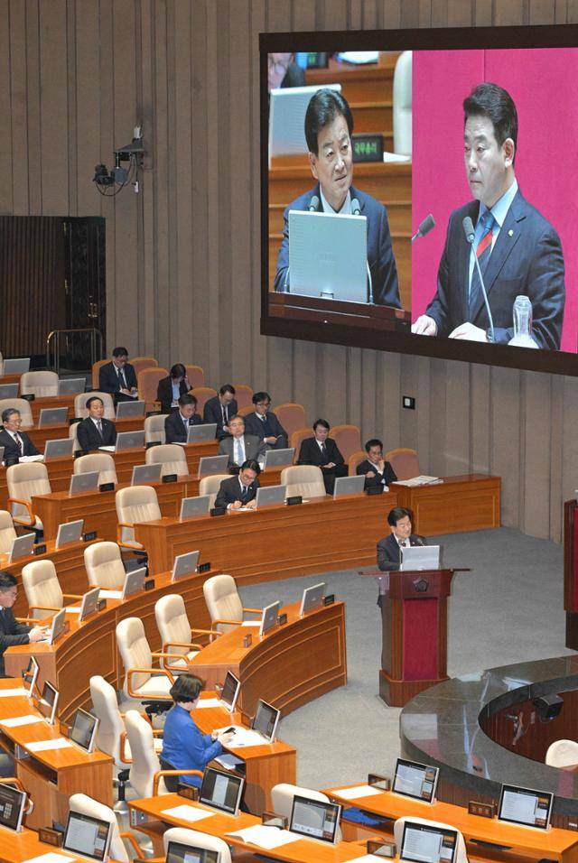 정동영 통일부 장관이 9일 국회 본회의장에서 열린 대정부질문(정치·외교·통일·안보)에 참석해 박정 더불어민주당 의원의 질의에 응답하고 있다. 최주연 기자