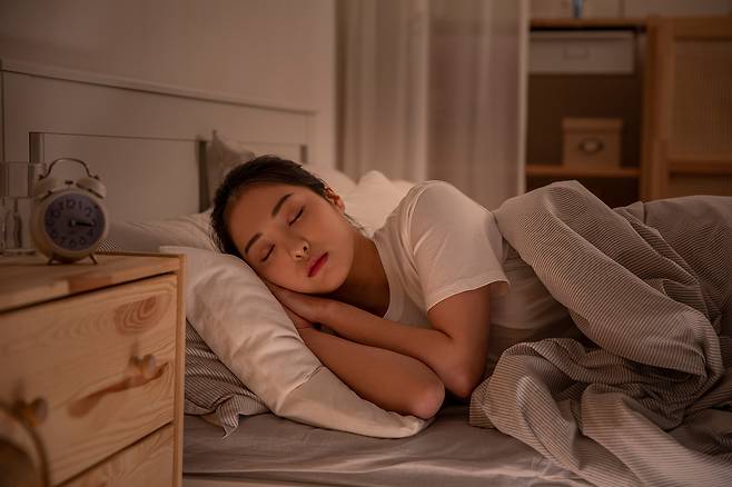 저녁을 언제 먹느냐에 따라 소화 기능과 수면의 질, 나아가 전반적인 건강 상태까지 크게 달라질 수 있다는 전문가 조언이 나왔다./사진=클립아트코리아