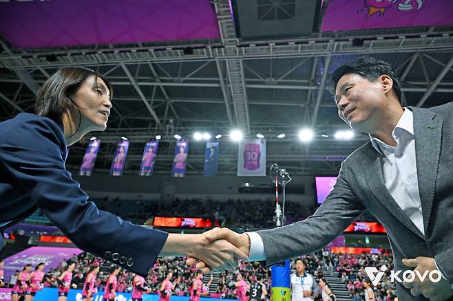 요시하라 토모코(왼쪽) 흥국생명 감독과 강성형 현대건설 감독.&nbsp;