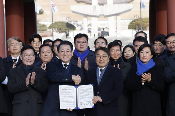 지난달 김영록 전남지사(앞줄 왼쪽 둘째)와 강기정 광주시장이 대통합 공동선언문을 발표했다. [뉴스1]