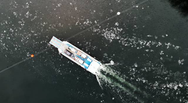 ▲ 연일 영하권의 한파가 계속되고 있는 가운데 26일 춘천 남이섬 부근 북한강에서 화물선이 얼어붙은 강을 헤치고 운행하고 있다.  방도겸 기자