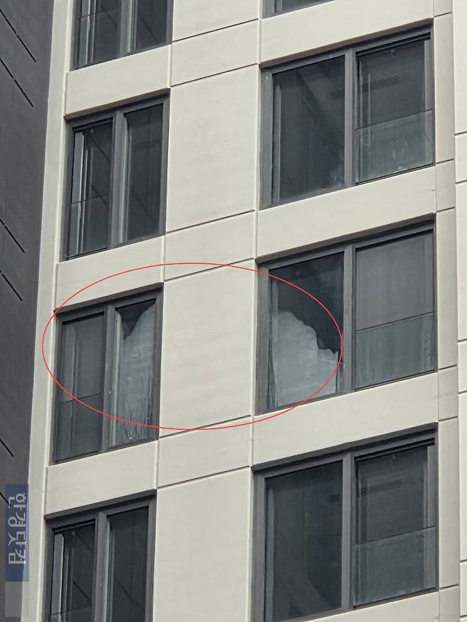 5일 '잠실르엘' 단지를 둘러보다 발견한 10층 세대의 결로 현상 /사진=이슬기 기자