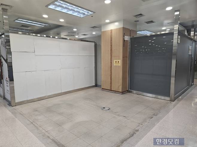 지난 6일 오전 서울 서초구 서초동 국제전자센터 8층에서 빈 공간에 임대 표시가 붙어 있다. /사진=박수빈 기자