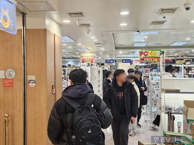 지난 6일 오전 서울 서초구 서초동 국제전자센터 8층에서 1020 고객들이 애니메이션 굿즈 매장을 둘러보고 있다. /사진=박수빈 기자